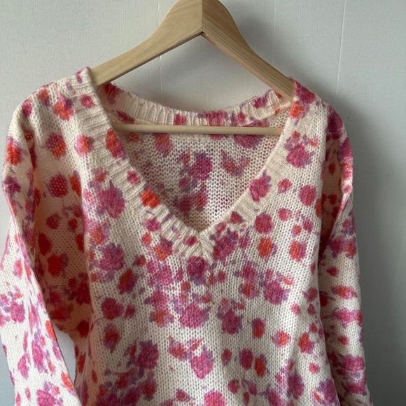 Soft pink floral v-neck sweater - Picture 4 of 8
